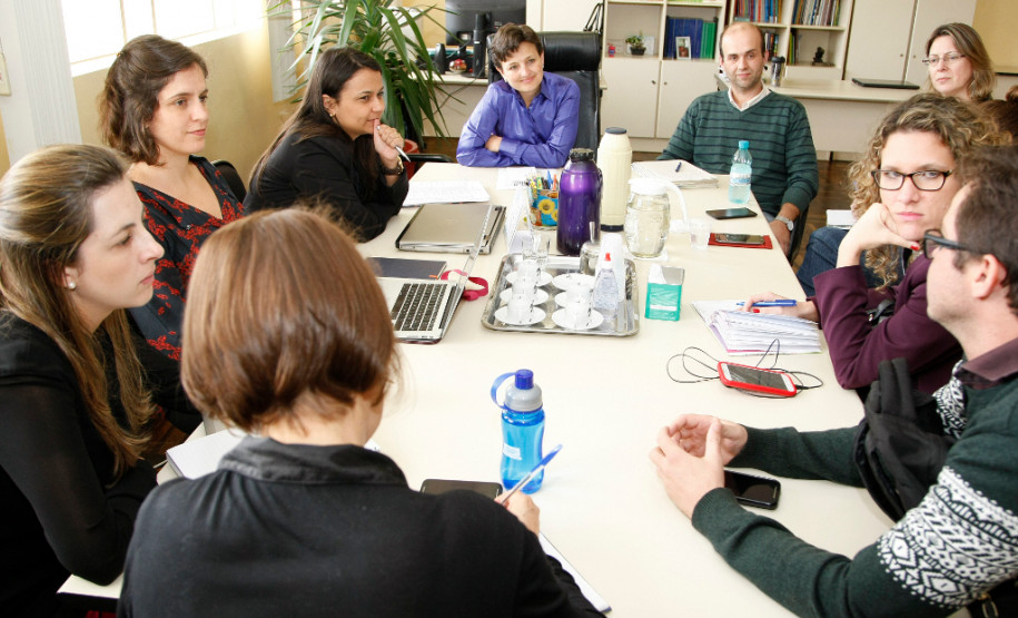 Base Nacional Comum é discutida em Curitiba A Secretaria de Estado da Educação sediou, nesta sexta-feira (23), uma reunião do Grupo de Trabalho (GT) que debate a Base Nacional Comum Curricular.