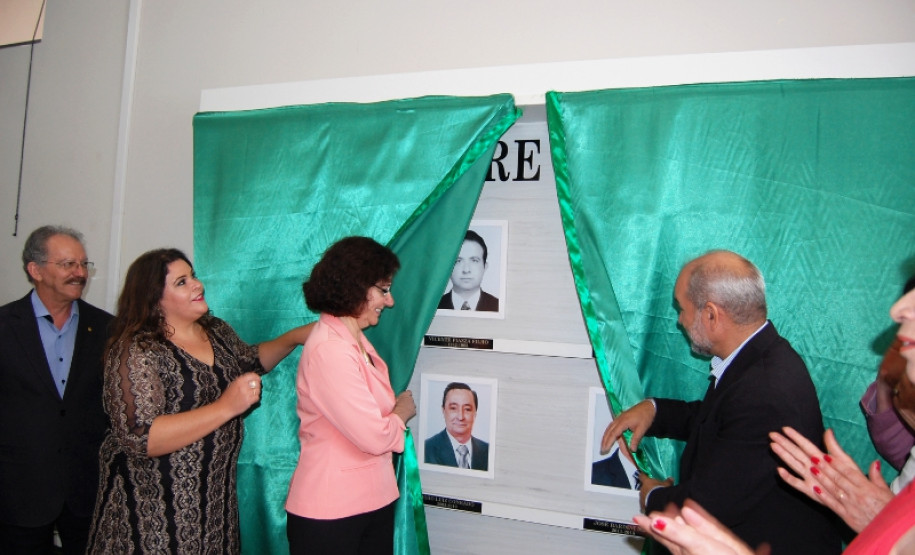 A secretária da Educação, professora Ana Seres, participou da inauguração da galeria de chefes do Núcleo Regional de Educação (NRE) de Campo Mourão, na sexta-feira (23). O evento contou com a presença de ex-chefes do Núcleo, de familiares e autoridades da região.