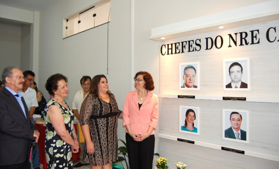 A secretária da Educação, professora Ana Seres, participou da inauguração da galeria de chefes do Núcleo Regional de Educação (NRE) de Campo Mourão, na sexta-feira (23). O evento contou com a presença de ex-chefes do Núcleo, de familiares e autoridades da região.