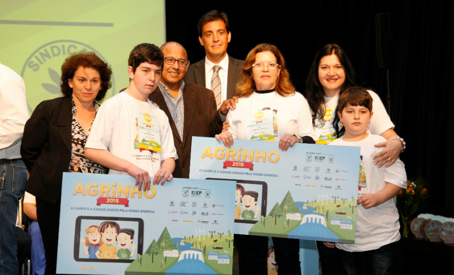 Estudantes e professores da rede estadual de ensino foram premiados nesta segunda-feira (26), em Pinhais, Região Metropolitana de Curitiba, por trabalhos feitos em sala de aula relacionados à sustentabilidade energética. A premiação é promovida pelo Programa Agrinho, da Federação da Agricultura do Estado do Paraná (Faep) e Serviço Nacional de Aprendizagem Rural (Senar).