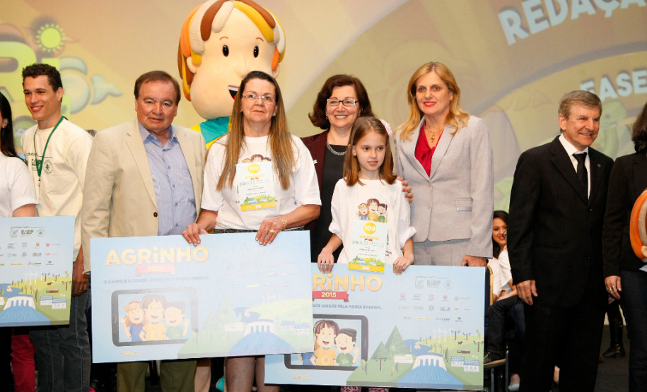 Estudantes e professores da rede estadual de ensino foram premiados nesta segunda-feira (26), em Pinhais, Região Metropolitana de Curitiba, por trabalhos feitos em sala de aula relacionados à sustentabilidade energética. A premiação é promovida pelo Programa Agrinho, da Federação da Agricultura do Estado do Paraná (Faep) e Serviço Nacional de Aprendizagem Rural (Senar).