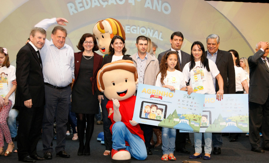 Estudantes e professores da rede estadual de ensino foram premiados nesta segunda-feira (26), em Pinhais, Região Metropolitana de Curitiba, por trabalhos feitos em sala de aula relacionados à sustentabilidade energética. A premiação é promovida pelo Programa Agrinho, da Federação da Agricultura do Estado do Paraná (Faep) e Serviço Nacional de Aprendizagem Rural (Senar).