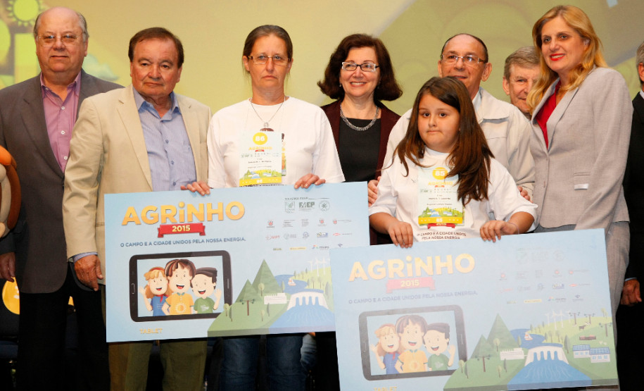 Estudantes e professores da rede estadual de ensino foram premiados nesta segunda-feira (26), em Pinhais, Região Metropolitana de Curitiba, por trabalhos feitos em sala de aula relacionados à sustentabilidade energética. A premiação é promovida pelo Programa Agrinho, da Federação da Agricultura do Estado do Paraná (Faep) e Serviço Nacional de Aprendizagem Rural (Senar).