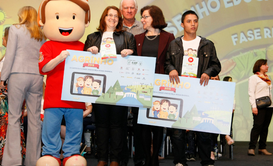 Estudantes e professores da rede estadual de ensino foram premiados nesta segunda-feira (26), em Pinhais, Região Metropolitana de Curitiba, por trabalhos feitos em sala de aula relacionados à sustentabilidade energética. A premiação é promovida pelo Programa Agrinho, da Federação da Agricultura do Estado do Paraná (Faep) e Serviço Nacional de Aprendizagem Rural (Senar).