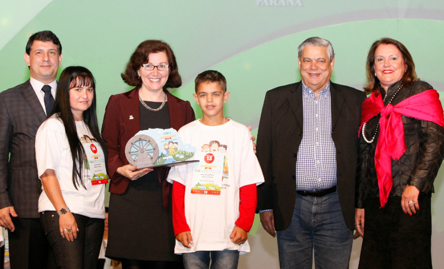 Estudantes e professores da rede estadual de ensino foram premiados nesta segunda-feira (26), em Pinhais, Região Metropolitana de Curitiba, por trabalhos feitos em sala de aula relacionados à sustentabilidade energética. A premiação é promovida pelo Programa Agrinho, da Federação da Agricultura do Estado do Paraná (Faep) e Serviço Nacional de Aprendizagem Rural (Senar).
