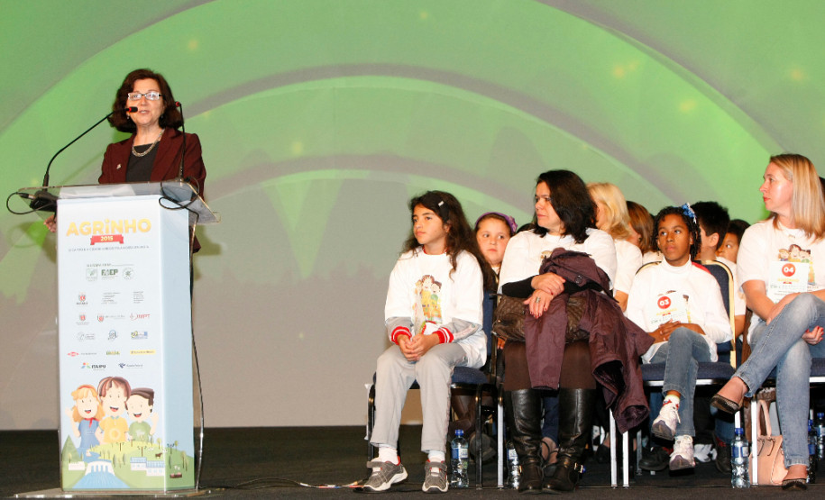 Estudantes e professores da rede estadual de ensino foram premiados nesta segunda-feira (26), em Pinhais, Região Metropolitana de Curitiba, por trabalhos feitos em sala de aula relacionados à sustentabilidade energética. A premiação é promovida pelo Programa Agrinho, da Federação da Agricultura do Estado do Paraná (Faep) e Serviço Nacional de Aprendizagem Rural (Senar).