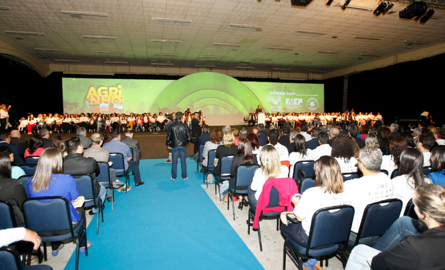 Estudantes e professores da rede estadual de ensino foram premiados nesta segunda-feira (26), em Pinhais, Região Metropolitana de Curitiba, por trabalhos feitos em sala de aula relacionados à sustentabilidade energética. A premiação é promovida pelo Programa Agrinho, da Federação da Agricultura do Estado do Paraná (Faep) e Serviço Nacional de Aprendizagem Rural (Senar).