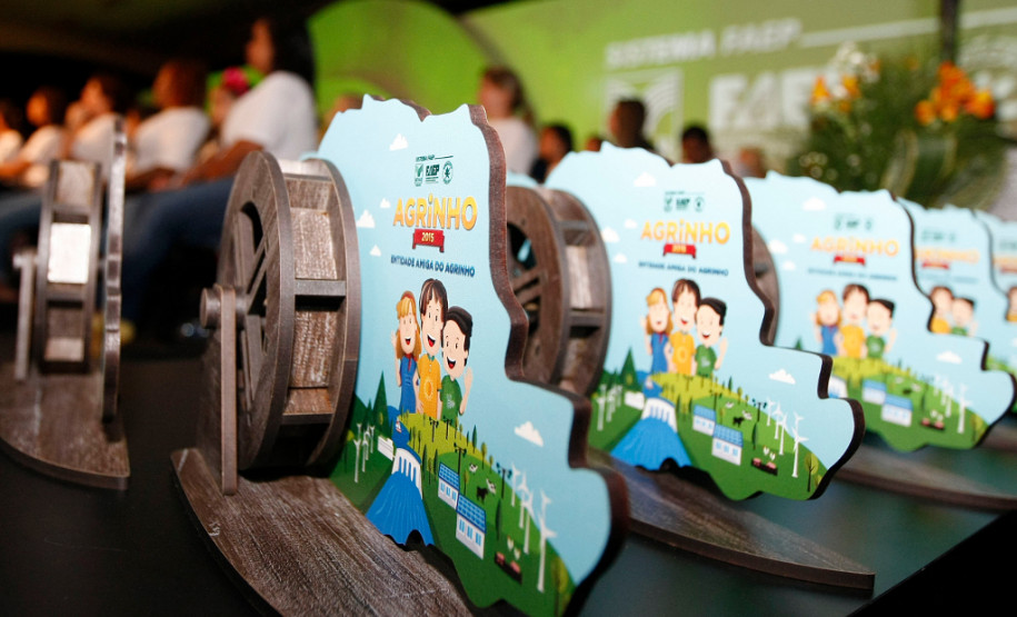 Estudantes e professores da rede estadual de ensino foram premiados nesta segunda-feira (26), em Pinhais, Região Metropolitana de Curitiba, por trabalhos feitos em sala de aula relacionados à sustentabilidade energética. A premiação é promovida pelo Programa Agrinho, da Federação da Agricultura do Estado do Paraná (Faep) e Serviço Nacional de Aprendizagem Rural (Senar).
