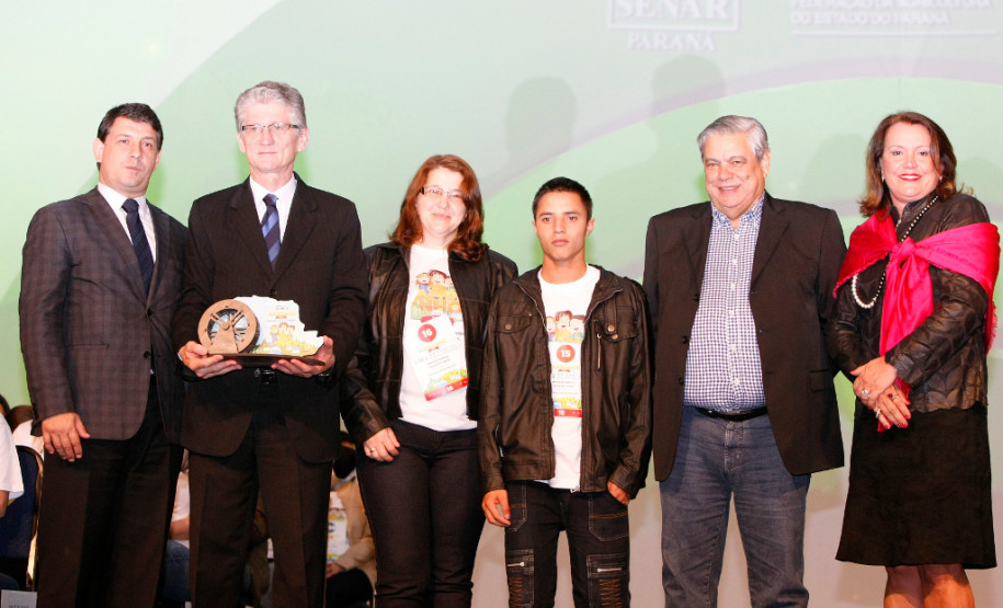 Estudantes e professores da rede estadual de ensino foram premiados nesta segunda-feira (26), em Pinhais, Região Metropolitana de Curitiba, por trabalhos feitos em sala de aula relacionados à sustentabilidade energética. A premiação é promovida pelo Programa Agrinho, da Federação da Agricultura do Estado do Paraná (Faep) e Serviço Nacional de Aprendizagem Rural (Senar).