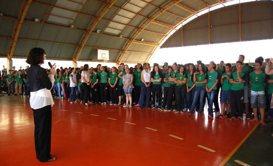 As escolas estaduais com as melhores gestões financeiras no Núcleo Regional de Educação de Maringá foram premiadas, na quinta-feira (22), dentro do projeto “Prêmio Gestão CAF”. O Colégio Estadual Helena Kolody, de Sarandi, ficou com a primeira colocação. Em segundo lugar ficou o Colégio Estadual Tania Varela, de Maringá, e em terceiro a Escola Estadual Irmã Maria Antona, de Sarandi.
