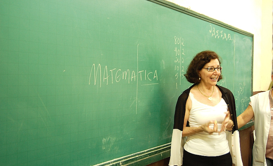 As escolas estaduais com as melhores gestões financeiras no Núcleo Regional de Educação de Maringá foram premiadas, na quinta-feira (22), dentro do projeto “Prêmio Gestão CAF”. O Colégio Estadual Helena Kolody, de Sarandi, ficou com a primeira colocação. Em segundo lugar ficou o Colégio Estadual Tania Varela, de Maringá, e em terceiro a Escola Estadual Irmã Maria Antona, de Sarandi.