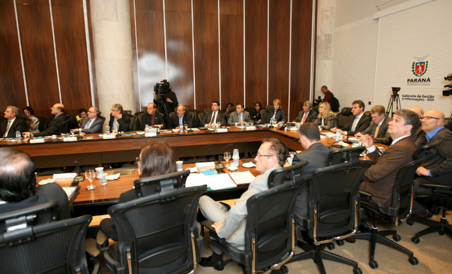 Richa lembrou que neste mês o governo vai aplicar um reajuste de 3,45% no salário do funcionalismo, além de pagar promoções e progressões para as duas maiores categorias de funcionários públicos do Paraná, professores e policiais militares