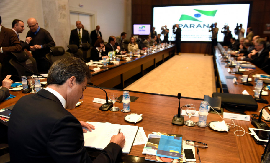 Richa lembrou que neste mês o governo vai aplicar um reajuste de 3,45% no salário do funcionalismo, além de pagar promoções e progressões para as duas maiores categorias de funcionários públicos do Paraná, professores e policiais militares