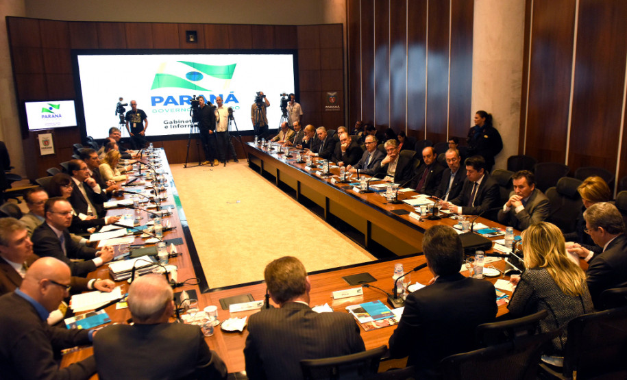 Richa lembrou que neste mês o governo vai aplicar um reajuste de 3,45% no salário do funcionalismo, além de pagar promoções e progressões para as duas maiores categorias de funcionários públicos do Paraná, professores e policiais militares