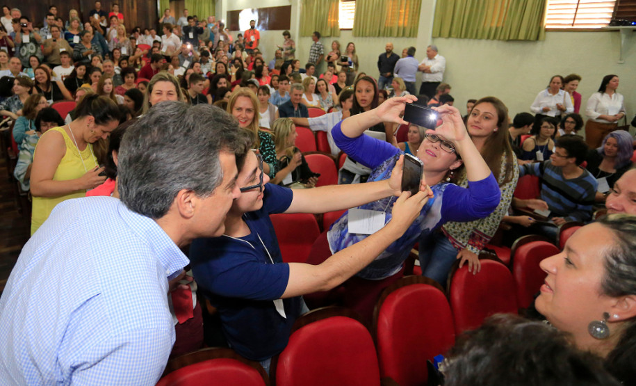 Em encontro com mais de 600 professores, pais e alunos, o governador Beto Richa reafirmou nesta quarta-feira (28) o compromisso de priorizar os investimentos em educação e valorizar os profissionais da área. “A educação é um instrumento de emancipação humana e social e de construção da cidadania. Vocês, professores, garantem uma sociedade melhor para se viver. Podem contar com nosso apoio irrestrito”, disse Richa.