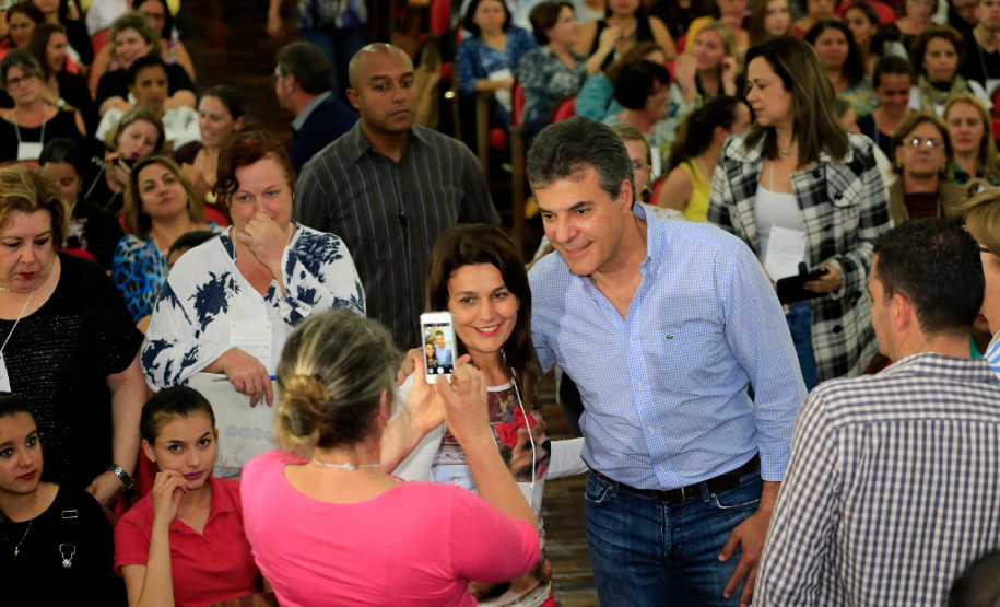 Em encontro com mais de 600 professores, pais e alunos, o governador Beto Richa reafirmou nesta quarta-feira (28) o compromisso de priorizar os investimentos em educação e valorizar os profissionais da área. “A educação é um instrumento de emancipação humana e social e de construção da cidadania. Vocês, professores, garantem uma sociedade melhor para se viver. Podem contar com nosso apoio irrestrito”, disse Richa.