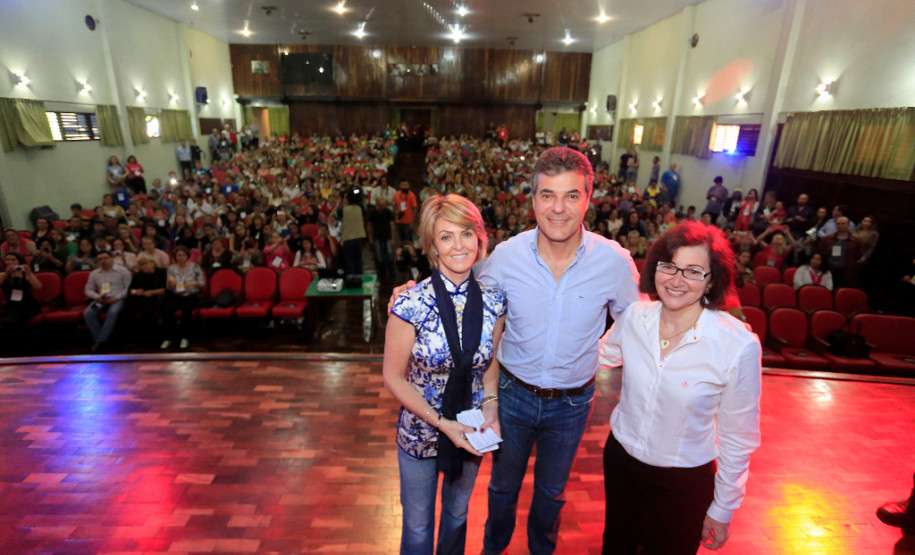 Em encontro com mais de 600 professores, pais e alunos, o governador Beto Richa reafirmou nesta quarta-feira (28) o compromisso de priorizar os investimentos em educação e valorizar os profissionais da área. “A educação é um instrumento de emancipação humana e social e de construção da cidadania. Vocês, professores, garantem uma sociedade melhor para se viver. Podem contar com nosso apoio irrestrito”, disse Richa.