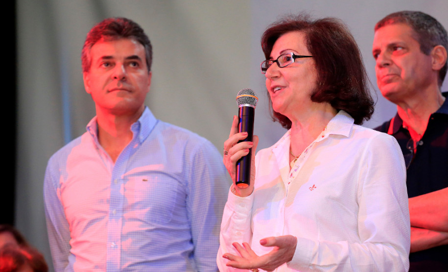 Em encontro com mais de 600 professores, pais e alunos, o governador Beto Richa reafirmou nesta quarta-feira (28) o compromisso de priorizar os investimentos em educação e valorizar os profissionais da área. “A educação é um instrumento de emancipação humana e social e de construção da cidadania. Vocês, professores, garantem uma sociedade melhor para se viver. Podem contar com nosso apoio irrestrito”, disse Richa.