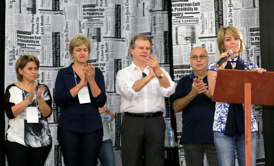 Em encontro com mais de 600 professores, pais e alunos, o governador Beto Richa reafirmou nesta quarta-feira (28) o compromisso de priorizar os investimentos em educação e valorizar os profissionais da área. “A educação é um instrumento de emancipação humana e social e de construção da cidadania. Vocês, professores, garantem uma sociedade melhor para se viver. Podem contar com nosso apoio irrestrito”, disse Richa.