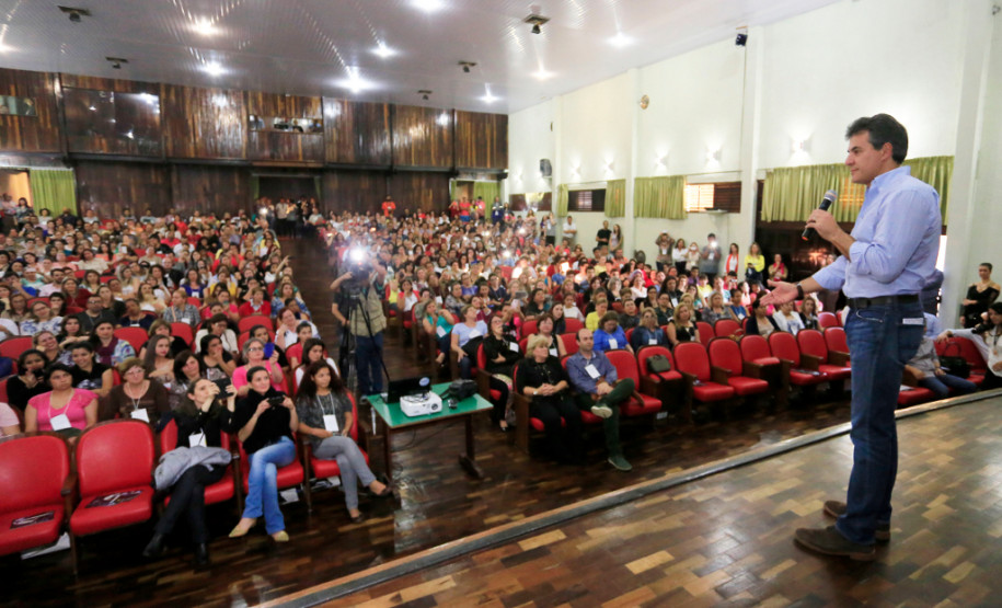Em encontro com mais de 600 professores, pais e alunos, o governador Beto Richa reafirmou nesta quarta-feira (28) o compromisso de priorizar os investimentos em educação e valorizar os profissionais da área. “A educação é um instrumento de emancipação humana e social e de construção da cidadania. Vocês, professores, garantem uma sociedade melhor para se viver. Podem contar com nosso apoio irrestrito”, disse Richa.