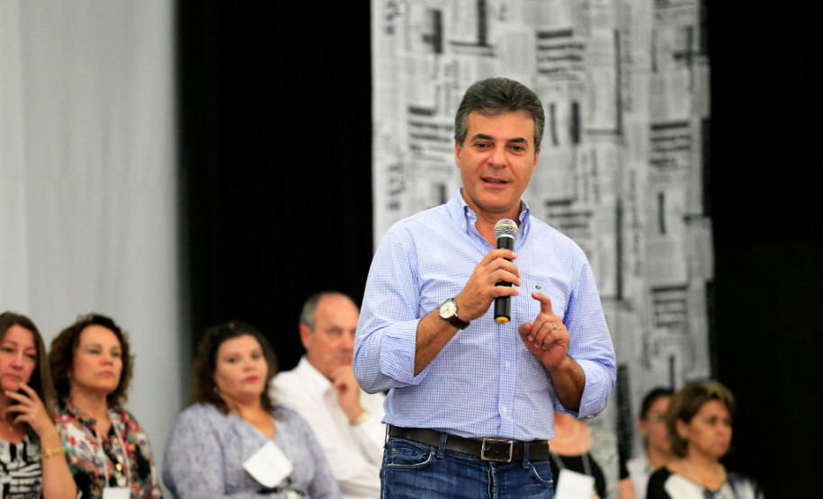 Em encontro com mais de 600 professores, pais e alunos, o governador Beto Richa reafirmou nesta quarta-feira (28) o compromisso de priorizar os investimentos em educação e valorizar os profissionais da área. “A educação é um instrumento de emancipação humana e social e de construção da cidadania. Vocês, professores, garantem uma sociedade melhor para se viver. Podem contar com nosso apoio irrestrito”, disse Richa.