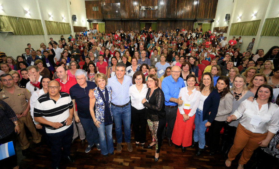 Em encontro com mais de 600 professores, pais e alunos, o governador Beto Richa reafirmou nesta quarta-feira (28) o compromisso de priorizar os investimentos em educação e valorizar os profissionais da área. “A educação é um instrumento de emancipação humana e social e de construção da cidadania. Vocês, professores, garantem uma sociedade melhor para se viver. Podem contar com nosso apoio irrestrito”, disse Richa.