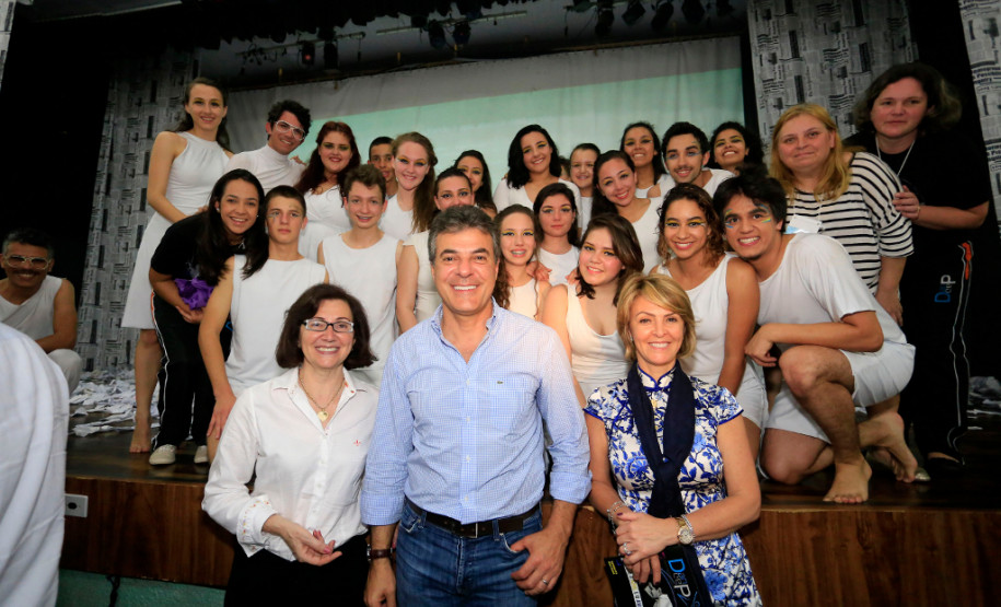 Em encontro com mais de 600 professores, pais e alunos, o governador Beto Richa reafirmou nesta quarta-feira (28) o compromisso de priorizar os investimentos em educação e valorizar os profissionais da área. “A educação é um instrumento de emancipação humana e social e de construção da cidadania. Vocês, professores, garantem uma sociedade melhor para se viver. Podem contar com nosso apoio irrestrito”, disse Richa.