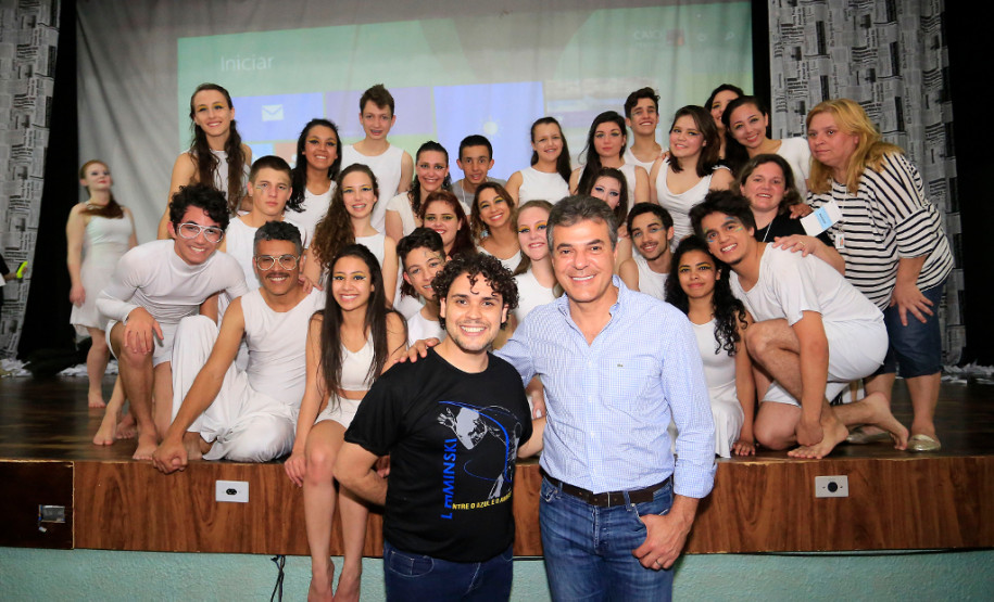 Em encontro com mais de 600 professores, pais e alunos, o governador Beto Richa reafirmou nesta quarta-feira (28) o compromisso de priorizar os investimentos em educação e valorizar os profissionais da área. “A educação é um instrumento de emancipação humana e social e de construção da cidadania. Vocês, professores, garantem uma sociedade melhor para se viver. Podem contar com nosso apoio irrestrito”, disse Richa.