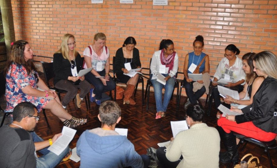 Durante três dias, cerca de 600 representantes da comunidade escolar entre gestores, conselho escolar, Associação de Pais, Mestres e Funcionários (APMF), Grêmio Estudantil, agentes educacionais I e II, além de técnicos pedagógicos da Secretaria de Estado da Educação e Núcleos Regionais de Educação (NREs) estiveram reunidos no Centro de Eventos da Copel, em Faxinal do Céu, no Vale do Ivaí, para debater sobre a “Escola que temos e a escola que queremos: rumo à Base Nacional Comum