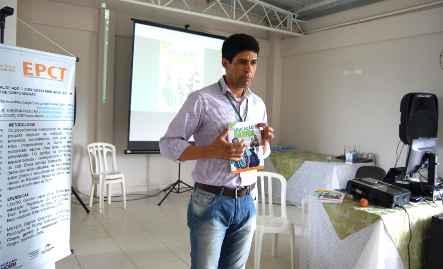 Estudantes do ensino médio de escolas estaduais da região de Campo Mourão, no Centro-Oeste, participam de um projeto de iniciação científica único no Estado. Desenvolvido pelo Núcleo Regional de Educação de Campo Mourão, universidades e colégios da rede privada, o projeto tem dez anos e já envolveu aproximadamente 300 estudantes de 25 escolas estaduais. A secretária da Educação, professora Ana Seres, esteve na região no fim de outubro e conheceu os alunos que participam do projeto.