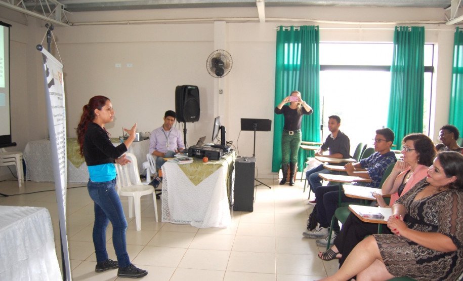 Estudantes do ensino médio de escolas estaduais da região de Campo Mourão, no Centro-Oeste, participam de um projeto de iniciação científica único no Estado. Desenvolvido pelo Núcleo Regional de Educação de Campo Mourão, universidades e colégios da rede privada, o projeto tem dez anos e já envolveu aproximadamente 300 estudantes de 25 escolas estaduais. A secretária da Educação, professora Ana Seres, esteve na região no fim de outubro e conheceu os alunos que participam do projeto.
