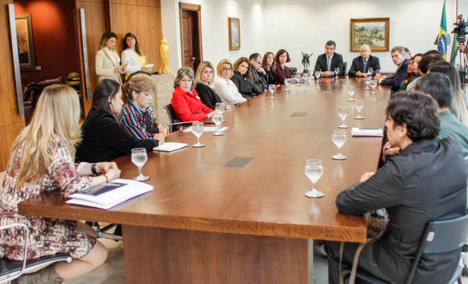 Em reunião com pais e diretores de sete escolas estaduais nesta quarta-feira (4), no Palácio Iguaçu, em Curitiba, o governador Beto Richa reforçou a suspensão de qualquer medida que implique em fechamento de escolas ou colégios estaduais no Estado. “Temos compromisso de fortalecer e melhorar a qualidade do ensino público. Por isso, precisamos das nossas escolas abertas e bem estruturadas”, disse Richa.