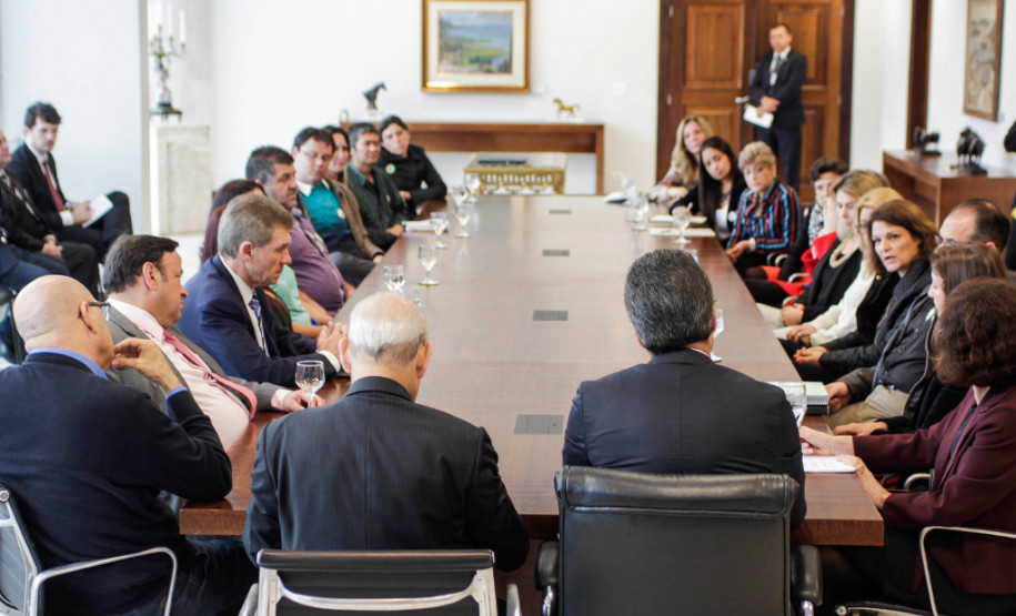Em reunião com pais e diretores de sete escolas estaduais nesta quarta-feira (4), no Palácio Iguaçu, em Curitiba, o governador Beto Richa reforçou a suspensão de qualquer medida que implique em fechamento de escolas ou colégios estaduais no Estado. “Temos compromisso de fortalecer e melhorar a qualidade do ensino público. Por isso, precisamos das nossas escolas abertas e bem estruturadas”, disse Richa.