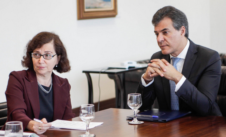 Em reunião com pais e diretores de sete escolas estaduais nesta quarta-feira (4), no Palácio Iguaçu, em Curitiba, o governador Beto Richa reforçou a suspensão de qualquer medida que implique em fechamento de escolas ou colégios estaduais no Estado. “Temos compromisso de fortalecer e melhorar a qualidade do ensino público. Por isso, precisamos das nossas escolas abertas e bem estruturadas”, disse Richa.