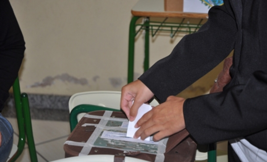 Mais de 2 mil estabelecimentos de ensino em todo Paraná realizam nesta quarta-feira (23) consulta junto à comunidade escolar para escolha de diretores e seus auxiliares. Podem votar professores e funcionários, responsáveis por aluno menor de 16 anos e alunos matriculados no ensino médio e no ensino profissional