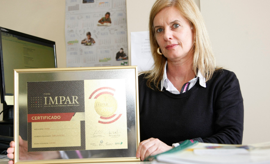 Essa premiação reforça o trabalho transformador que os Ceebejas fazem na vida desses estudantes. São escolas que possuem uma metodologia voltada exclusivamente para ao atendimento de jovens e adultos que não tiveram a oportunidade de concluir os estudos ainda quando criança”, disse a chefe do Departamento de Educação para Jovens e Adultos da Secretaria da Educação, Márcia Dudeque.