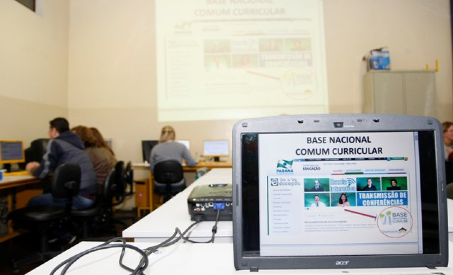As escolas da rede estadual de ensino do Paraná debateram, nesta sexta-feira (6), as propostas preliminares do documento estadual que contribuirá para a construção da Base Nacional Comum Curricular (BNCC). O debate foi realizado simultaneamente nas escolas da rede pública em todo o Brasil.