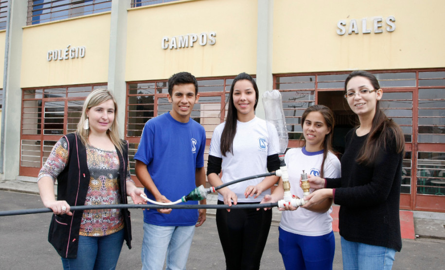 Orientados pelas professoras Flávia Elisa Zornoff, de Química, e Luciana Ceccon Mocelin, de Biologia, os estudantes desenvolveram um sistema hidráulico para bombeamento por pressão e um filtro para tratamento de água dos rios da região