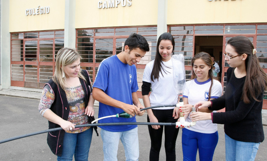 Orientados pelas professoras Flávia Elisa Zornoff, de Química, e Luciana Ceccon Mocelin, de Biologia, os estudantes desenvolveram um sistema hidráulico para bombeamento por pressão e um filtro para tratamento de água dos rios da região