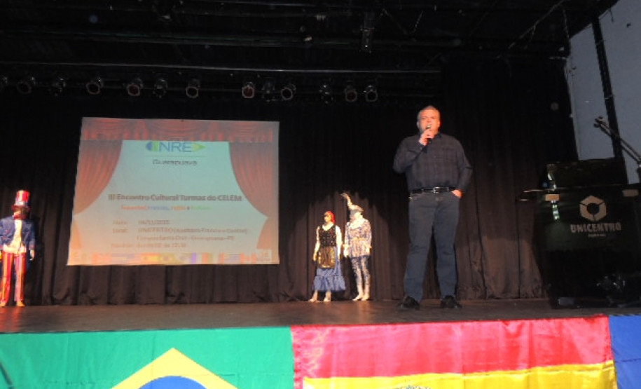 O Núcleo Regional de Educação (NRE) de Guarapuava, na região Central do Estado, promoveu na última semana o 3° Encontro Cultural de Turmas do CELEM (Centro de Línguas Estrangeiras Modernas) – Espanhol, Francês, Inglês e Italiano, idiomas ofertados a 35 escolas da região. O encontro contou com a presença de mais de 500 pessoas entre professores, funcionários, alunos e comunidade escolar.