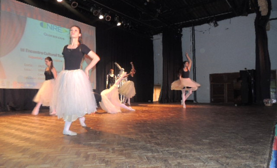 O Núcleo Regional de Educação (NRE) de Guarapuava, na região Central do Estado, promoveu na última semana o 3° Encontro Cultural de Turmas do CELEM (Centro de Línguas Estrangeiras Modernas) – Espanhol, Francês, Inglês e Italiano, idiomas ofertados a 35 escolas da região. O encontro contou com a presença de mais de 500 pessoas entre professores, funcionários, alunos e comunidade escolar.