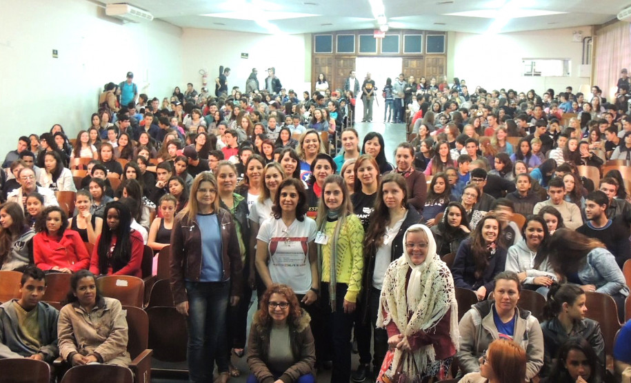 O Núcleo Regional de Educação (NRE) de Guarapuava, na região Central do Estado, promoveu na última semana o 3° Encontro Cultural de Turmas do CELEM (Centro de Línguas Estrangeiras Modernas) – Espanhol, Francês, Inglês e Italiano, idiomas ofertados a 35 escolas da região. O encontro contou com a presença de mais de 500 pessoas entre professores, funcionários, alunos e comunidade escolar.