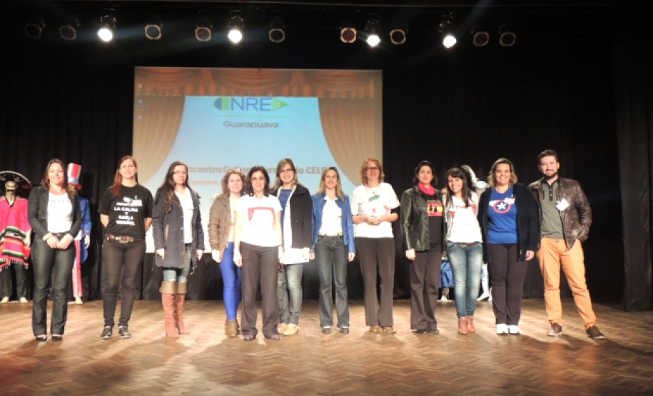 O Núcleo Regional de Educação (NRE) de Guarapuava, na região Central do Estado, promoveu na última semana o 3° Encontro Cultural de Turmas do CELEM (Centro de Línguas Estrangeiras Modernas) – Espanhol, Francês, Inglês e Italiano, idiomas ofertados a 35 escolas da região. O encontro contou com a presença de mais de 500 pessoas entre professores, funcionários, alunos e comunidade escolar.