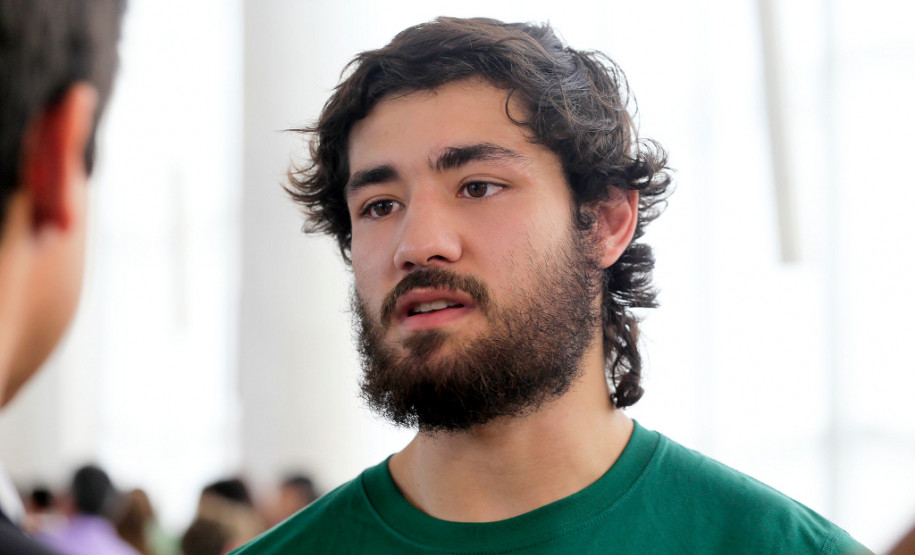 Governo do Estado lança a nova edição do Programa Talento Olímpico, o TOP 16, com a ampliação do número de bolsistas para 1,6 mil. Participaram do evento os secretários do Esporte e Turismo, Douglas Fabrício; da Educação Ana Seres; da Cultura, João Luiz Fiani; da Casa Civil, Eduardo Sciarra; presidente da Copel, Luiz Fernando Vianna, e demais autoridades. Na foto Lucas Domingues. Lucas Domingues.
Curitiba, 10-11-15.