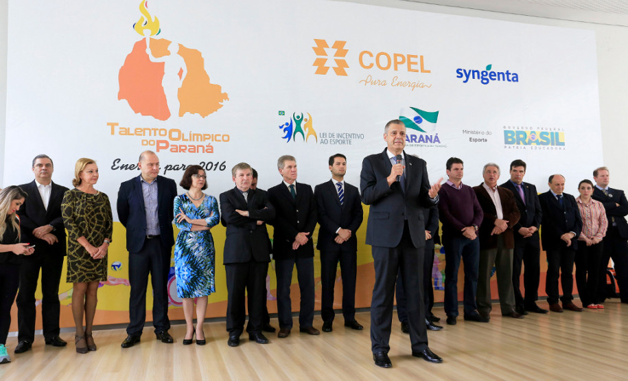 Governo do Estado lança a nova edição do Programa Talento Olímpico, o TOP 16, com a ampliação do número de bolsistas para 1,6 mil. Participaram do evento os secretários do Esporte e Turismo, Douglas Fabrício; da Educação Ana Seres; da Cultura, João Luiz Fiani; da Casa Civil, Eduardo Sciarra; presidente da Copel, Luiz Fernando Vianna,  e demais autoridades.
Curitiba, 10112015.
