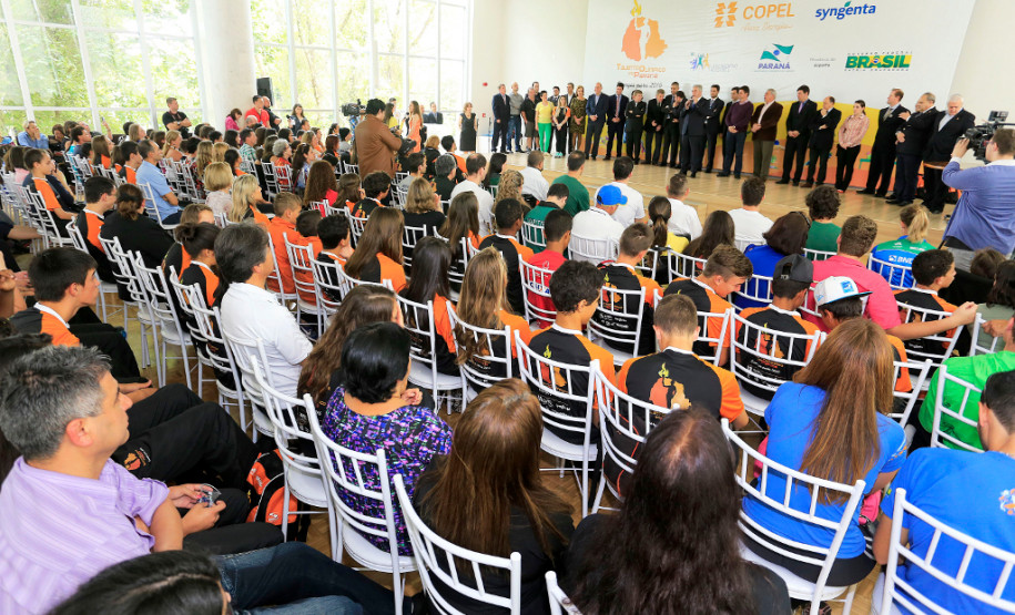 Governo do Estado lança a nova edição do Programa Talento Olímpico, o TOP 16, com a ampliação do número de bolsistas para 1,6 mil. Participaram do evento os secretários do Esporte e Turismo, Douglas Fabrício; da Educação Ana Seres; da Cultura, João Luiz Fiani; da Casa Civil, Eduardo Sciarra; presidente da Copel, Luiz Fernando Vianna,  e demais autoridades.
Curitiba, 10112015.