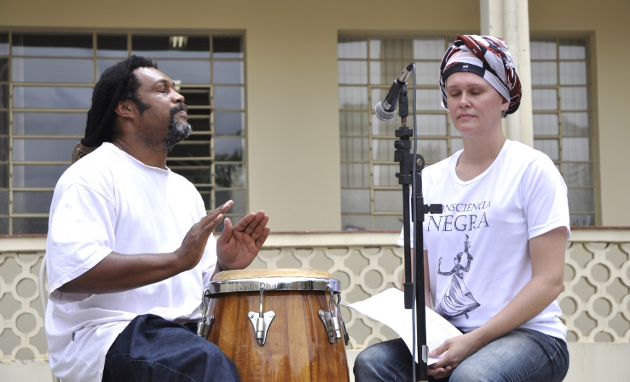 Profissionais da Secretaria de Estado da Educação se reuniram nesta terça-feira (10), em Curitiba, para debater as atividades que serão promovidas pelas escolas da rede estadual em alusão ao Dia da Consciência Negra, comemorado oficialmente no próximo dia 20. Durante a reunião também foi discutida a resolução das Nações Unidas para a Década Internacional de Afrodescendentes: reconhecimento, justiça e desenvolvimento.
