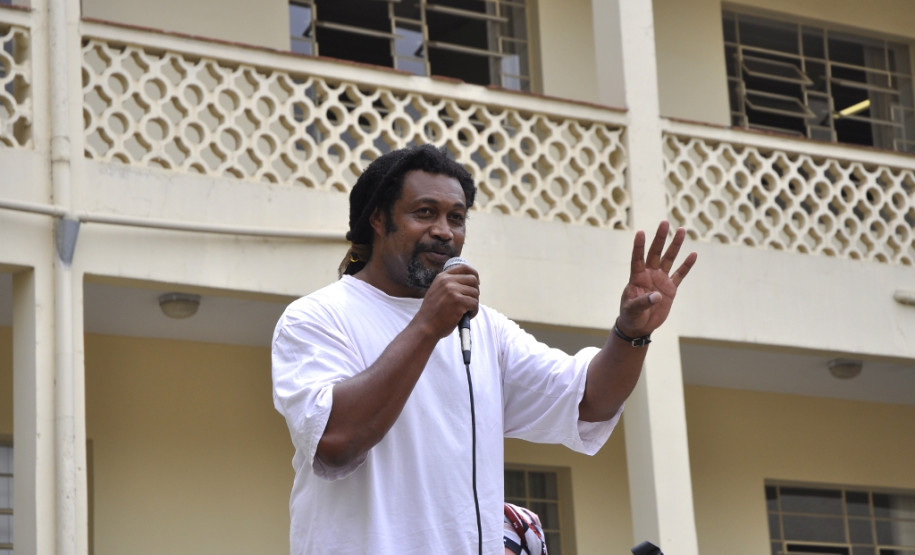 Profissionais da Secretaria de Estado da Educação se reuniram nesta terça-feira (10), em Curitiba, para debater as atividades que serão promovidas pelas escolas da rede estadual em alusão ao Dia da Consciência Negra, comemorado oficialmente no próximo dia 20. Durante a reunião também foi discutida a resolução das Nações Unidas para a Década Internacional de Afrodescendentes: reconhecimento, justiça e desenvolvimento.