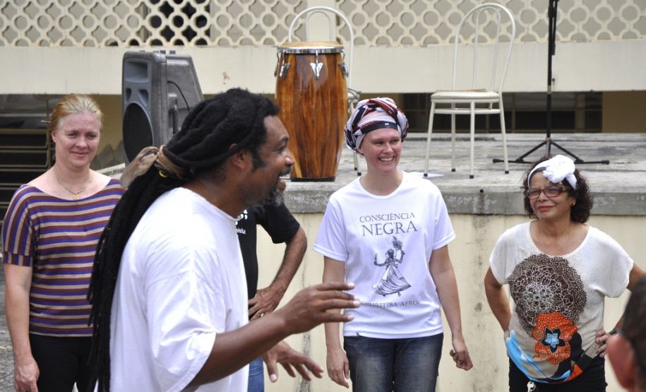 Profissionais da Secretaria de Estado da Educação se reuniram nesta terça-feira (10), em Curitiba, para debater as atividades que serão promovidas pelas escolas da rede estadual em alusão ao Dia da Consciência Negra, comemorado oficialmente no próximo dia 20. Durante a reunião também foi discutida a resolução das Nações Unidas para a Década Internacional de Afrodescendentes: reconhecimento, justiça e desenvolvimento.
