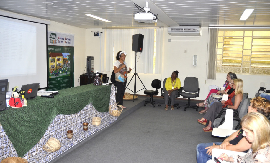 Profissionais da Secretaria de Estado da Educação se reuniram nesta terça-feira (10), em Curitiba, para debater as atividades que serão promovidas pelas escolas da rede estadual em alusão ao Dia da Consciência Negra, comemorado oficialmente no próximo dia 20. Durante a reunião também foi discutida a resolução das Nações Unidas para a Década Internacional de Afrodescendentes: reconhecimento, justiça e desenvolvimento.